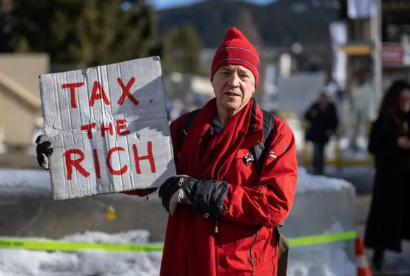 Le millionnaire britannique Phil White, mercredi, dans le cadre du WEF, dans les rues de Davos.