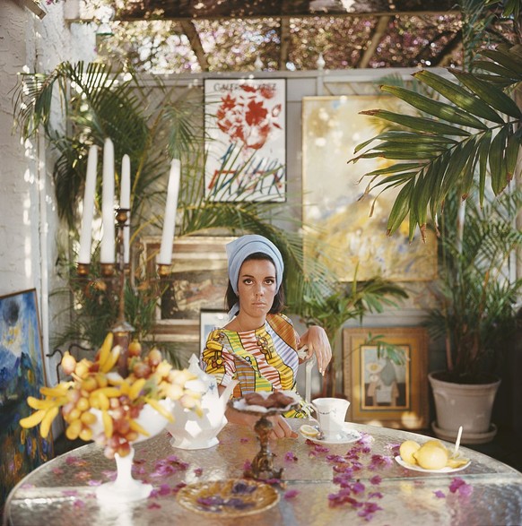 American socialite Wendy Vanderbilt at home in Palm Beach, Florida, USA, 1964. (Photo by Slim Aarons/Getty Images)