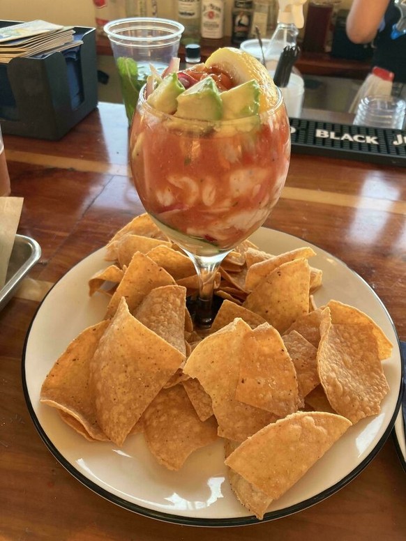WE WANT PLATES

https://www.reddit.com/r/WeWantPlates/comments/1f7m005/how_am_i_supposed_to_scoop_this_out_with_chips/