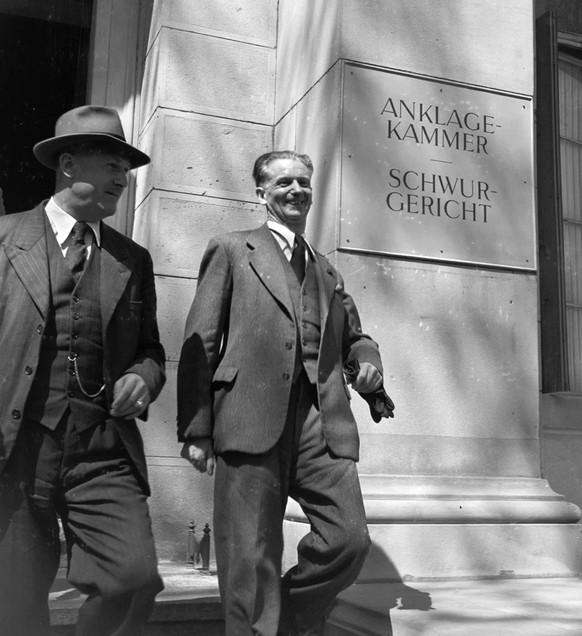 Franz Burri (à droite) quitte la salle d’audience à Zurich après une première audition le 21 avril 1948.
https://permalink.nationalmuseum.ch/100643343
