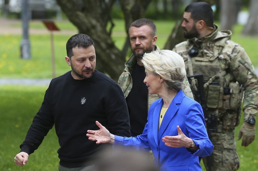 epa10617253 Ukraine&#039;s President Volodymyr Zelensky (L) and President of the European Commission Ursula von der Leyen (R) arrive for a joint meeting with the media near the St. Sophia Cathedral in ...