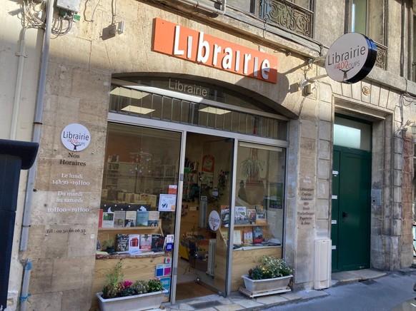 Philippe Poutou (58 ans) et Béatrice Walylo (50 ans) ont repris une petite enseigne près du palais de justice de Bordeaux, dont la propriétaire part à la retraite.