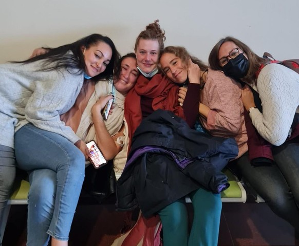 Le câlin avant le grand départ. De gauche à droite: Sihem, Andréa, Alexandra, Mélanie et Marion