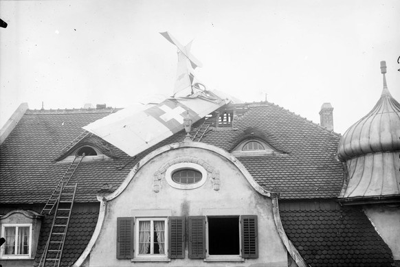 L’aviation naissante était riche en aventures et en dangers, comme ce crash spectaculaire sur le toit de l’hôtel Löwen à Schlieren en 1917.
https://ba.e-pics.ethz.ch/#main-search-text=LBS_SR02-10079&a ...