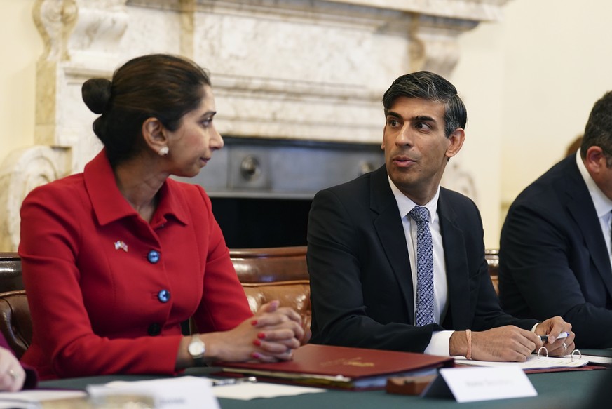 Suella Braverman, à gauche, accuse Rishi Sunak d'avoir renié les promesses qu'il lui avait faites.