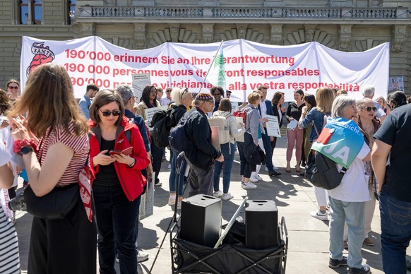 Mardi, les infirmiers et infirmières ont remis une pétition comportant 190 000 signatures afin de rappeler au Parlement le mandat donné par le peuple.