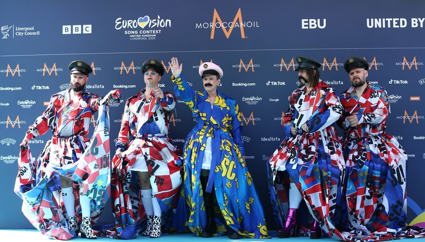 epa10614338 Monika Linkyte (L) from Lithuania arrives on the Turquoise Carpet for the Opening Ceremony of the 67th annual Eurovision Song Contest (ESC) at The Walker Art Gallery in Liverpool, Britain, ...