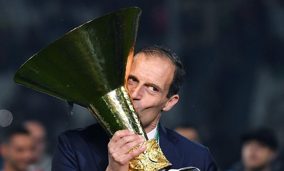 epa07586053 Juventus head coach Massimiliano Allegri celebrates with the Serie A title trophy at the end of the Italian Serie A soccer match Juventus FC vs Atalanta BC at the Allianz Stadium in Turin, ...