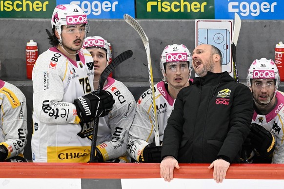 Ajoies Headcoach Christian Wohlwend, rechts, aergert sich beim Eishockey-Qualifikationsspiel der National League zwischen den SCL Tigers und dem HC Ajoie, am Dienstag, 23. Januar 2024, in der Emmental ...