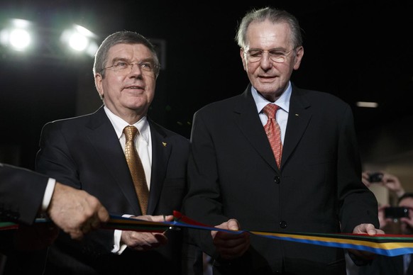 Jacques Rogge (à droite) et son successeur à la tête du CIO, l'Allemand Thomas Bach, inaugurant en décembre 2013 le musée olympique de Lausanne après sa rénovation.  