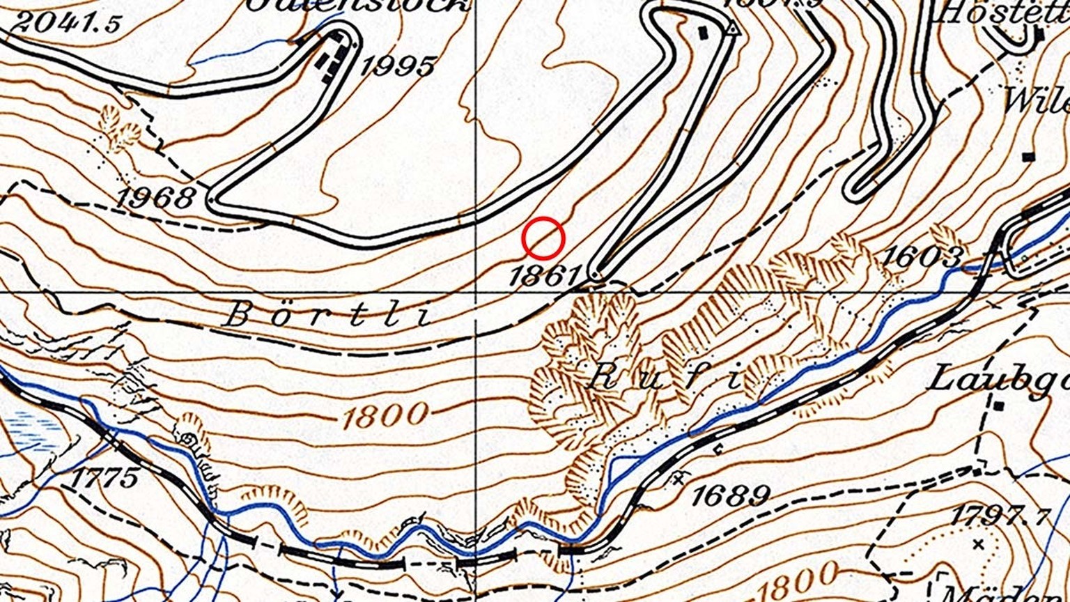 Le bunker des mitrailleuses de la forteresse de Fuchsegg, en contrebas du col de la Furka, fut camouflé en installation civile et ne resta donc absent des cartes que jusqu’en 1978, comme le montre cet ...