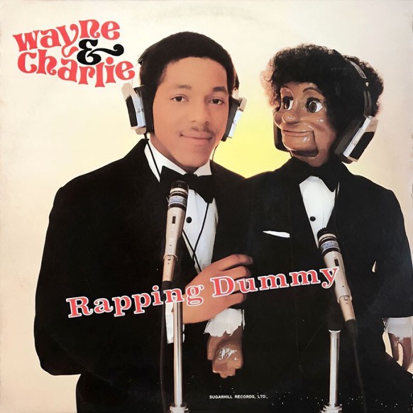 Oui, il y a une poupée ventriloque sur cette pochette et elle s'appelle Charlie.