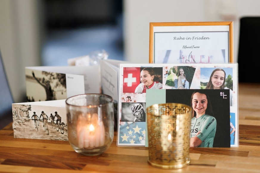 Des photos et des cartes posées sur la table du salon de la famille Furrer.