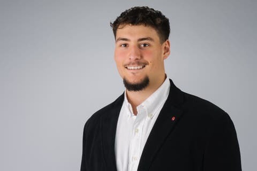 Alessandro Cairati a troqué l'équipement de foot américain pour le costume.