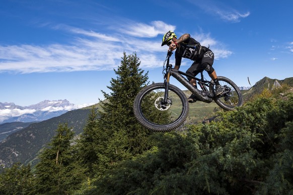 Fabrice en action avec son velo electrique dans le Bikepark lors de la premiere edition du Verbier E-Bike festival le mercredi 14 aout 2019 a Verbier dans le Val de Bagnes. (KEYSTONE/Jean-Christophe B ...