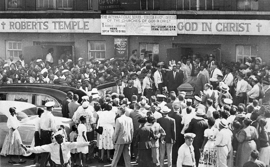 Une grande foule se rassemble à l'extérieur de l'église Roberts Temple Church of God In Christ à Chicago, le 6 septembre 1955, alors que les porteurs portent le cercueil d'Emmett Till, un jeune Afro-Américain de 14 ans qui a été tué lors d'une visite au Mississippi.
