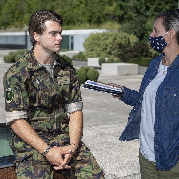 Der Eishockeyspieler Nico Hischier, von den New Jersey Devils, links, spricht mit Blick Journalistin Nicole Vandenbrouck bei einem Medientermin der Spitzensport-RS, am Mittwoch, 8. Juli 2020, in Maggl ...