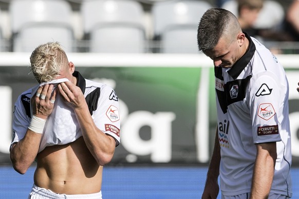 Luganos Ezgian Alioski, links, und Vladimir Golemic laessen die Koepfe haengen im Fussball Super League Spiel zwischen dem FC Thun und dem FC Lugano, am Sonntag, 12. Maerz 2017, in der Stockhorn Arena ...