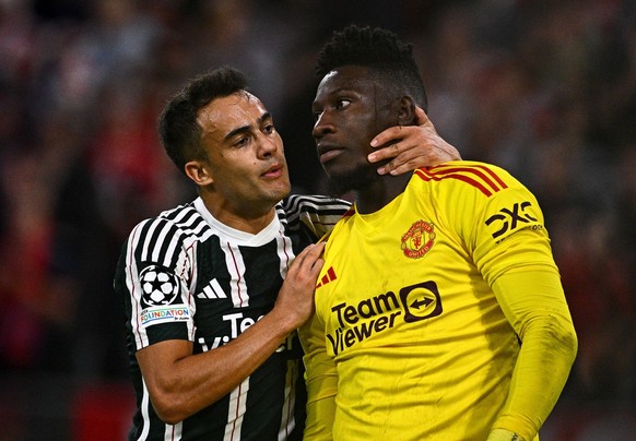 20.09.2023, Bayern, M�nchen: Fu�ball, Champions League, FC Bayern M�nchen - Manchester United, Gruppenphase, Gruppe A, 1. Spieltag, Allianz Arena, Manchesters Sergio Reguilon (l) tr�stet nach dem erst ...