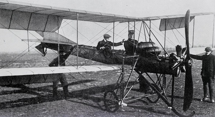 Ernst Failloubaz lors des premiers vols de reconnaissance de l’armée en 1911.
https://ba.e-pics.ethz.ch/catalog/ETHBIB.Bildarchiv/r/243074/viewmode=infoview