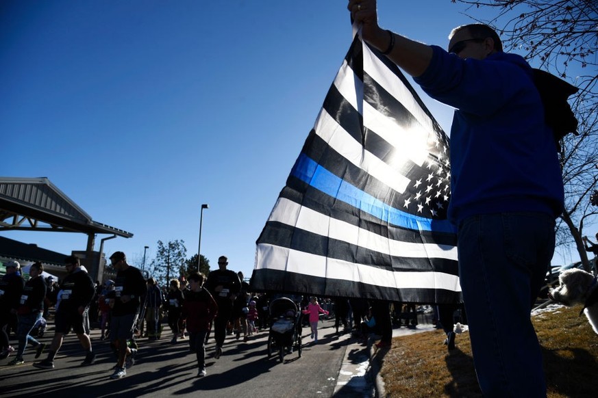Un drapeau américain avec le Thin Blue Line, symbole de soutien pour les forces de l&#039;ordre. (Photo by Andy Cross/The Denver Post via Getty Images)