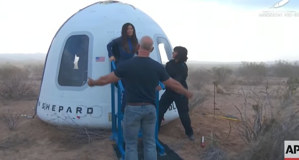 Jeff Bezos salue sa moitié Lauren Sanchez.