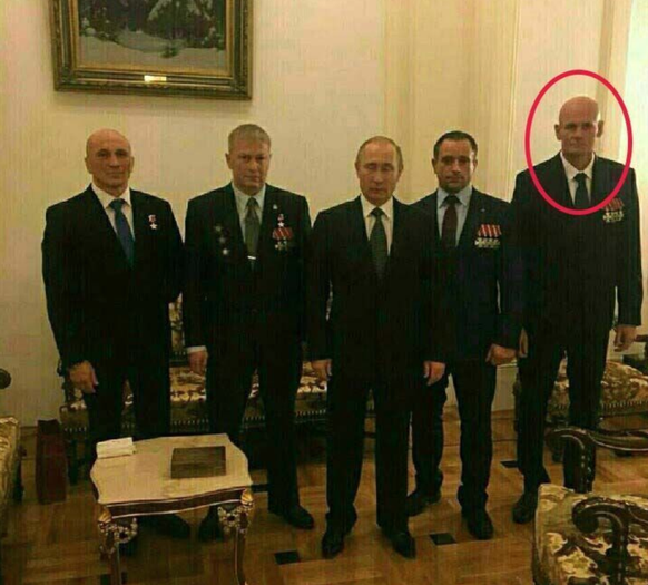 Dmitri Outkine (entouré en rouge) en présence de Vladimir Poutine.