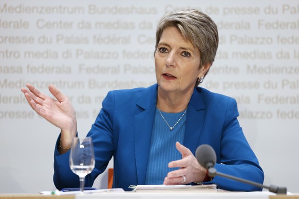 Bundesraetin Karin Keller-Sutter spricht waehrend einer Medienkonferenz zur OECD Mindestbesteuerung, am Montag, 24. April 2023 in Bern. (KEYSTONE/Peter Klaunzer)