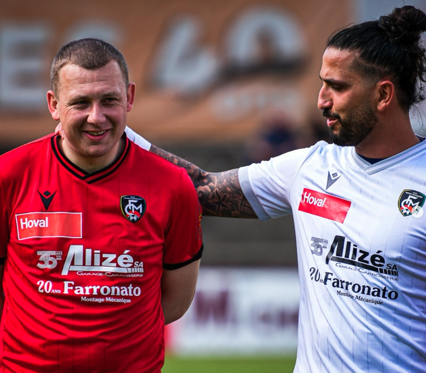 Romain Derivaz félicité par le gardien du FC Monthey, Steve Saffioti.