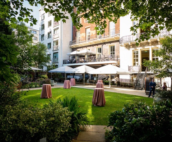 C'est sur la terrasse du ROSL que le trio a été aperçu.