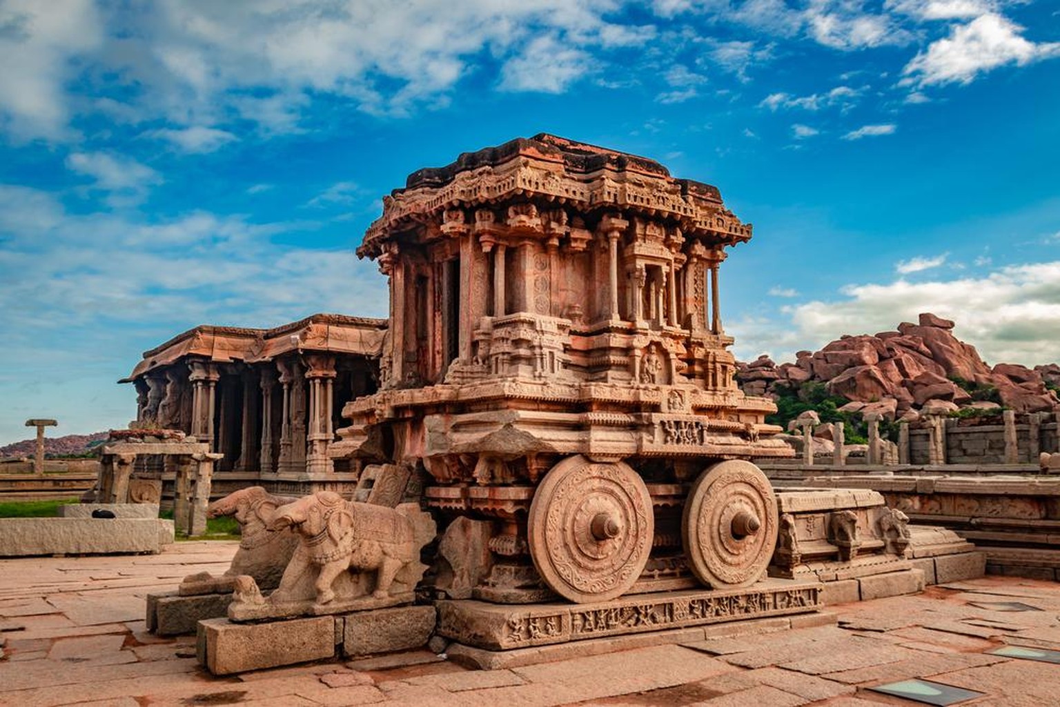 Ancienne capital de l&#039;empire Vijayanagara, cette ville a été détruite au XVIe siècle. Les bâtiments restants tels que les forts ou temples sont restés, eux, intacts, ce qui leur a valu le statut  ...