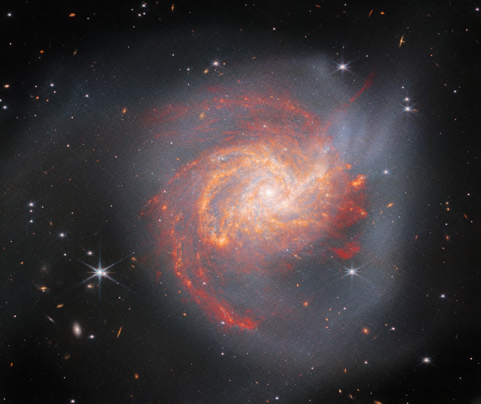La galaxie NGC 3256 immortalisée par James Webb.