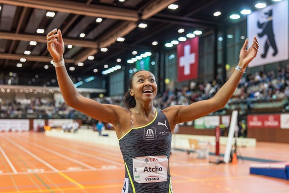 Sarah Atcho (Lausanne-Sports Athletisme) jubelt nach dem 60m Sprint Finale der Frauen bei den Schweizer Leichtathletik-Hallenmeisterschaften in St. Gallen am Samstag, 18. Februar 2023. (KEYSTONE/ATHLE ...