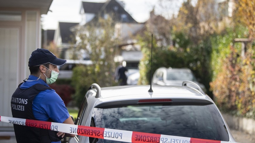 Polizisten sichern den Bereich um den Tatort am Montag, 2. November 2020 in Buchs AG. Am Veilchenweg hat die Polizei am Montagmorgen in einem Einfamilienhaus vier tote Personen aufgefunden - drei Kind ...