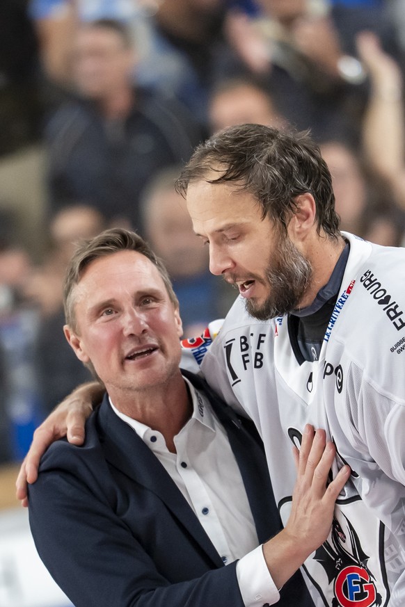 Head Coach Roger Roennberg (HCFG) und Julien Sprunger (HCFG) feiern den Meistertitel nach ihrem Sieg gegen Davos in der Verlaengerung im siebten Eishockey Playoff Finalspiel der National League zwisch ...