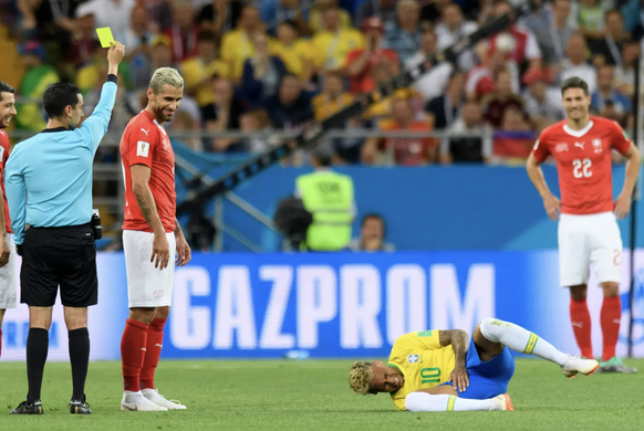 Valon Behrami (à droite) regarde Neymar (au sol) d'un air moqueur après l'avoir encore rudoyé.