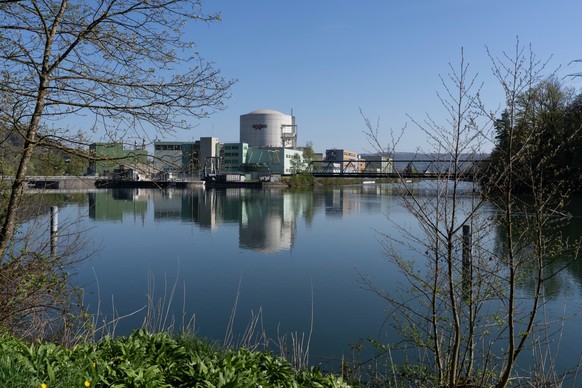 La centrale nucléaire de Beznau, avec le logo du groupe énergétique Axpo, photographiés au bord de l'Aar à Döttingen le vendredi 12 avril 2024.
