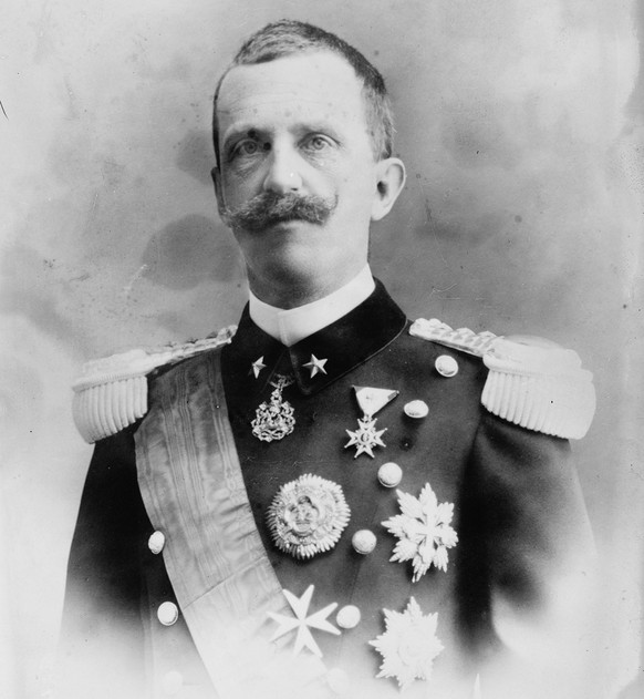 ... mais aussi le roi d’Italie, Victor-Emmanuel III.
https://commons.wikimedia.org/wiki/File:King_of_Italy_LCCN2014685758.jpg