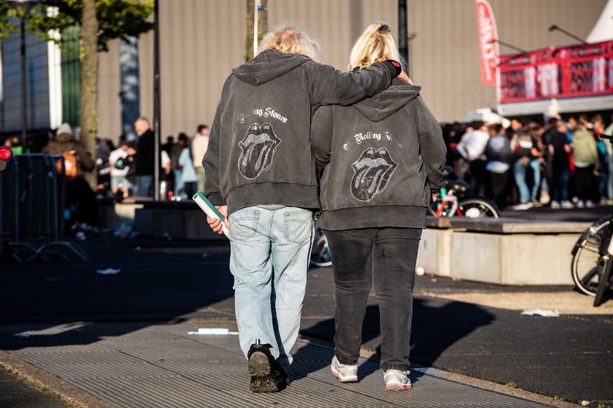 epaselect epa10011458 Fans of the British rock band The Rolling Stones, from Birmingham return to their hotel after they learned that the concert in the Johan Cruijff ArenA is canceled in AMsterdam, t ...