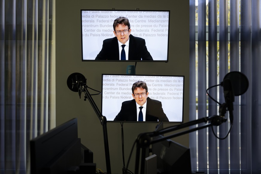 Bundesrat Albert Roesti, erscheint auf zwei Bildschirmen an einem Studio der TV-Sender der CH-Media, waehrend einer Medienkonferenz ueber die Eidgenoessische Volksinitiative &quot;200 Franken sind gen ...