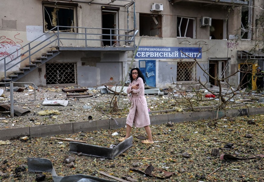 Une femme marche parmi les débris à Kharkiv, dans l&#039;est de l&#039;Ukraine, après une attaque à la roquette.