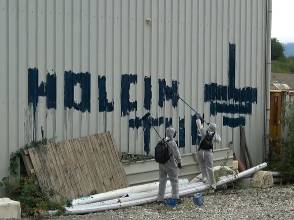 Les Soulèvements de la Terre en action contre Holcim, dans la campagne genevoise.