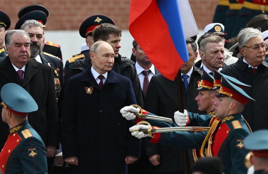 Des objectifs impériaux: Vladimir Poutine assiste au défilé de mai de ses troupes sur la Place Rouge à Moscou.