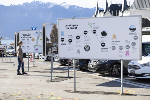 Une personne regarde une affiche qui explique les changement qui seront apportes a la place du Marche lors du lancement officiel du chantier de reamenagement de la place du Marche (Grande Place) de Ve ...