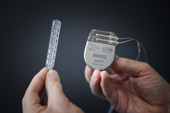 Une électrode et un émetteur: tout le savoir-faire d'Onward dans ce petit boîtier.