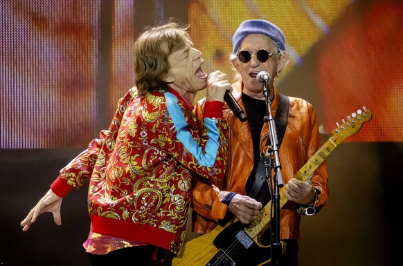 epa10057817 Singer Mick Jagger (L) and guitarist Keith Richards perform during a concert of The Rolling Stones in the Johan Cruijff ArenA in Amsterdam, The Netherlands, 07 July 2022. With the &#039;SI ...