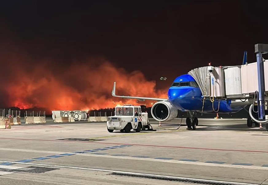 L'aéroport de Palerme, encerclé par les flammes.
