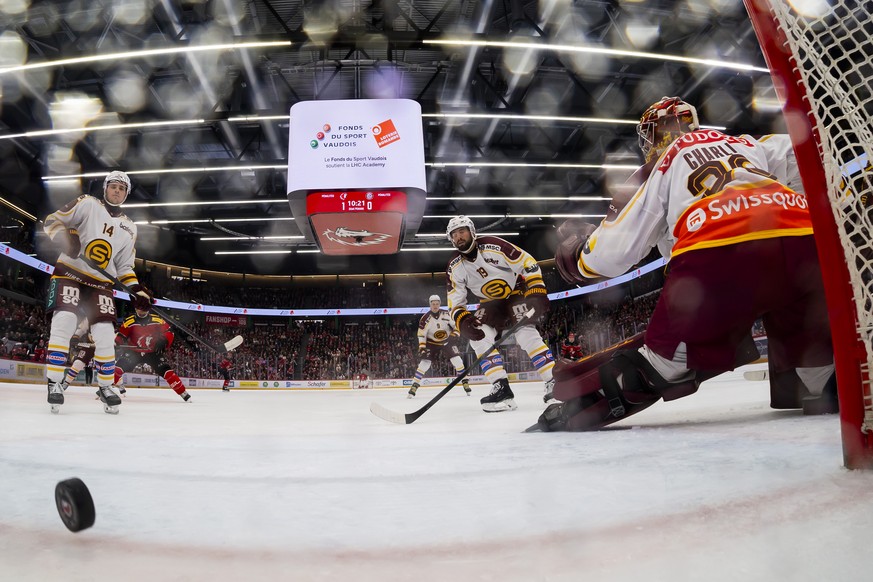 Le gardien Stephane Charlin (GSHC), droite, recoit son beuxieme but, lors de l'Acte 6 des quarts de finale des play-offs du championnat suisse de hockey sur glace de National League entre Lausann ...