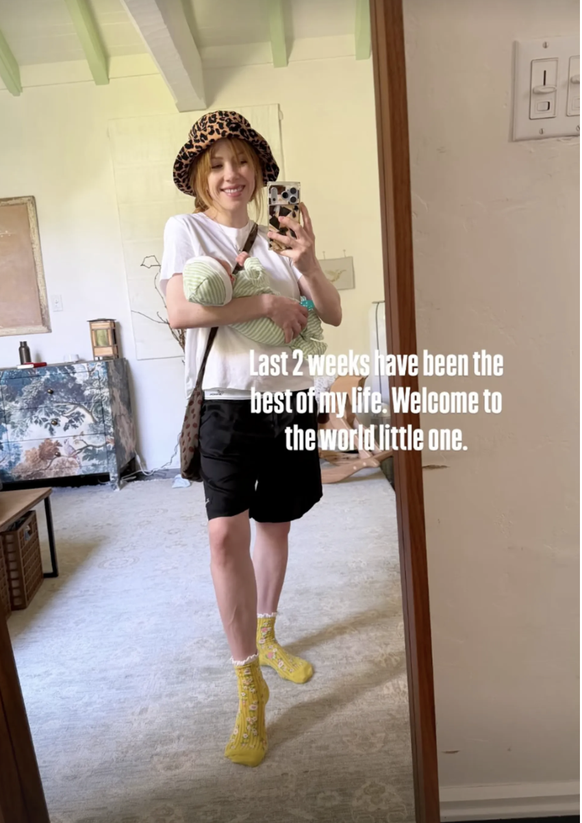 Carly Rae Jepsen s'est affichée avec son bébé pour la première fois sur Instagram.