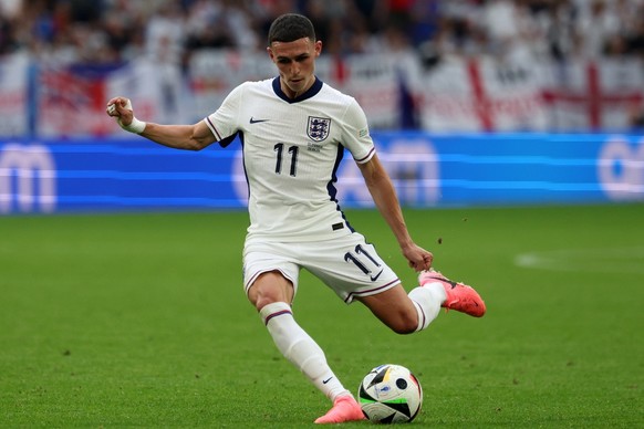epa11448023 Phil Foden of England in actionduring the UEFA EURO 2024 Round of 16 soccer match between England and Slovakia, in Gelsenkirchen, Germany, 30 June 2024. EPA/CHRISTOPHER NEUNDORF